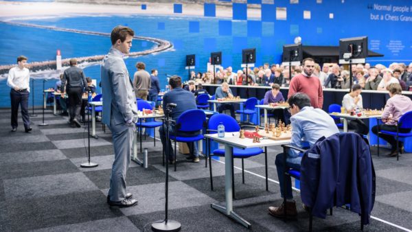 Magnus Carlsen podczas III rundy Tata Steel Chess Masters