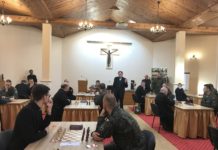 Duchowieństwo i Wojsko grają w szachy.